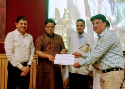 Dr. Gulshan Mehta examining a patient at Gobind Eye Care.